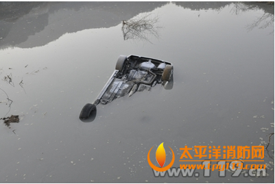 杭州一轿车翻入水库1人被困