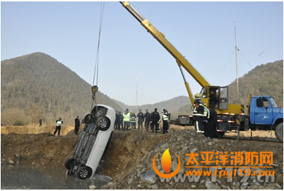 杭州一轿车翻入水库1人被困