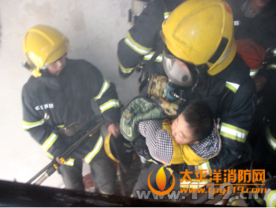 武汉市一居民楼起火祖孙2人被困