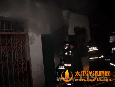 武汉市一民房起火多人受困