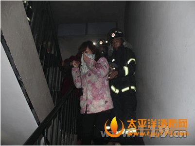 武汉市一民房起火多人受困