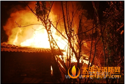 宜昌东山一民房起火