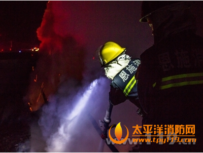 利川市一村民因烤腊肉不慎引燃自家房屋