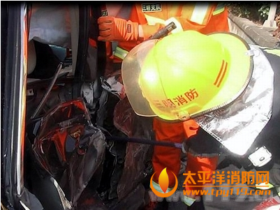 三明一高速小车撞护栏1死2伤