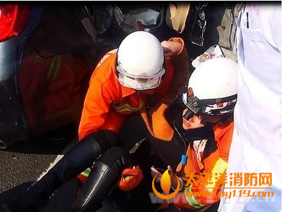 三明一高速小车撞护栏1死2伤