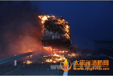 新疆一满载香梨货车起火