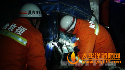 新疆一货车冲下路基致2人被困