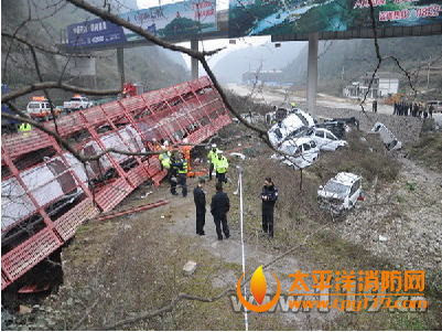 贵州兰海高速一运输挂车侧翻2人死亡