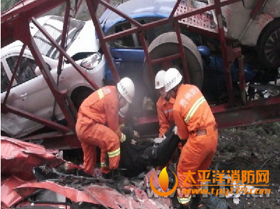贵州兰海高速一运输挂车侧翻2人死亡