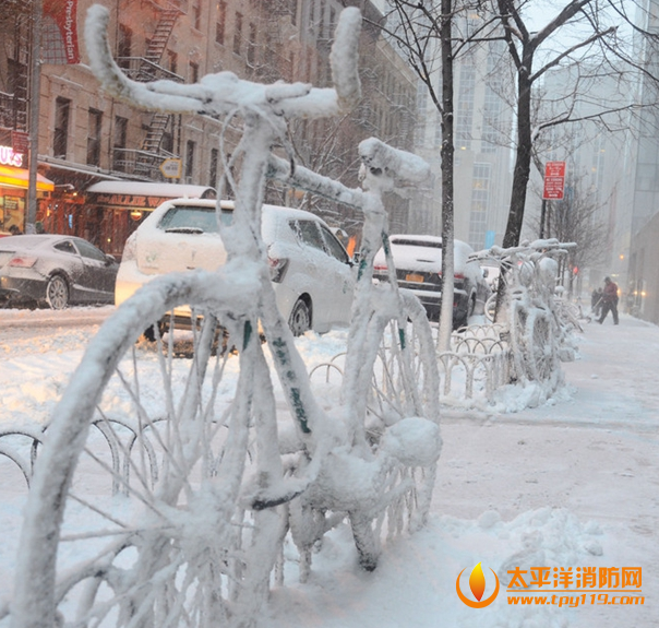 美国东部地区遭遇最大暴风雪