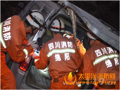 绵阳一面包车冲下山坡4人被困