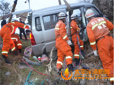 绵阳一面包车冲下山坡4人被困