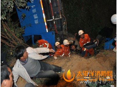 文山州丘北县一货车掉入深沟1人被困