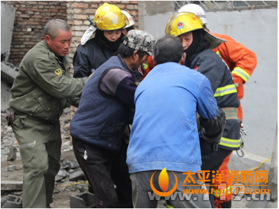 徐州市一在建民房倒塌致4人被困