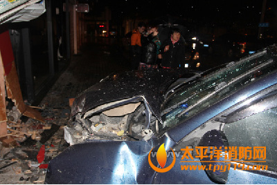 湖州康河滨街一轿车撞商铺致2人被困