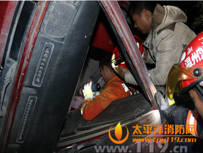 温州一水泥槽罐车侧翻1人被困