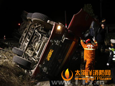 温州一水泥槽罐车侧翻1人被困