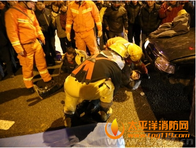 咸宁肖桥加油站附近两车相撞2人被困