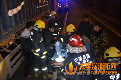 宁波甬金高速3车追尾1人被困