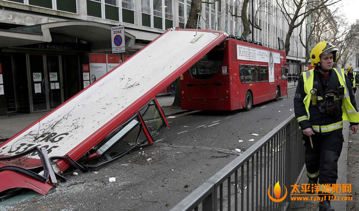 英国伦敦双层巴士撞树致多人受伤