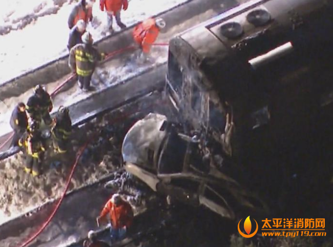 纽约火车撞轿车至少6人死亡