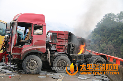 龙丽高速4车追尾1人被困