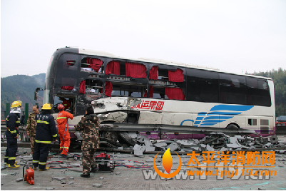 龙丽高速4车追尾1人被困
