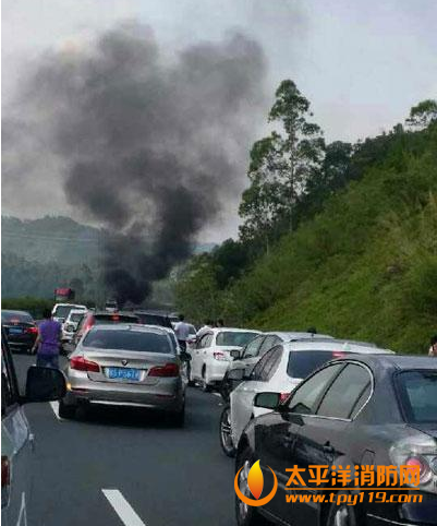 梅州兴宁一面包车起火致10人死亡
