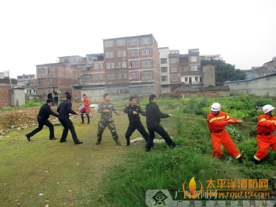 广西一醉汉跌入池塘 消防驾充气艇施救