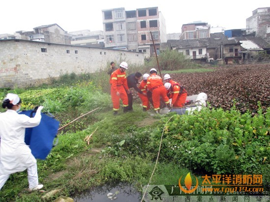 广西一醉汉跌入池塘 消防驾充气艇施救
