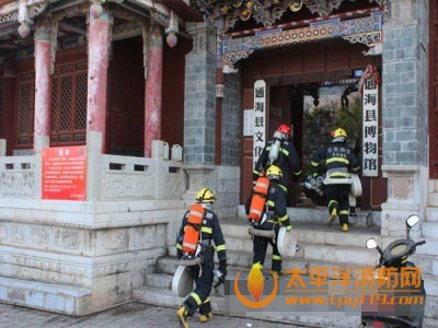 消防官兵演练现场