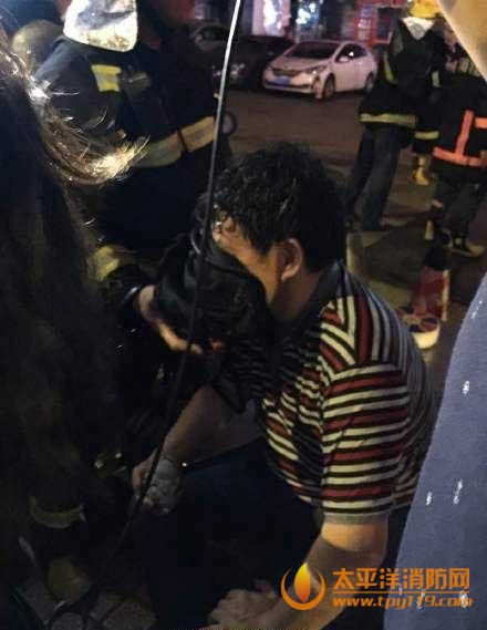 海南海口嘉陵大厦发生火灾 多名市民被救出