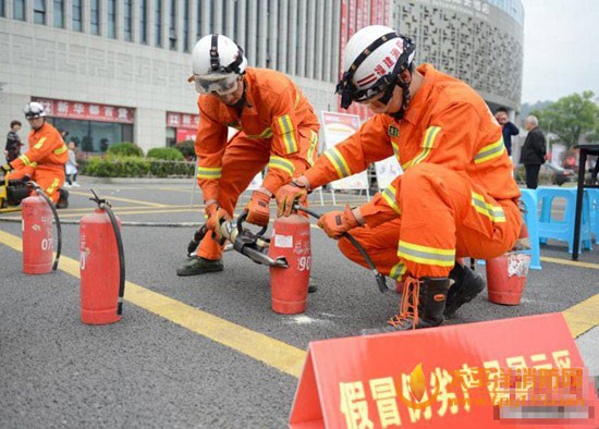 消防官兵销毁劣质消防产品