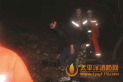 获救大学生(左一)被安全送下山。