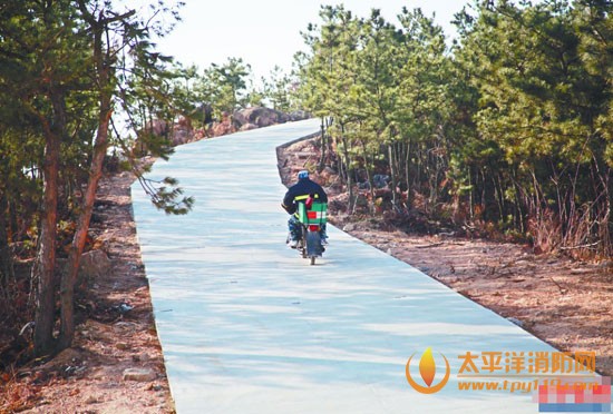在防火期内，防火员每天都要沿山巡逻，以防火灾