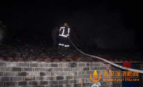 消防官兵在现场展开救援