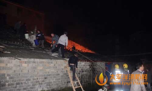 消防官兵在现场展开救援