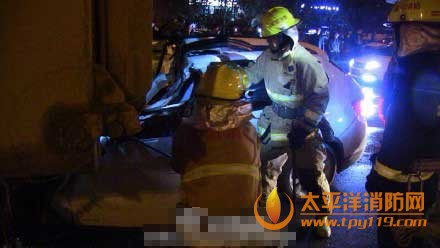 消防官兵、120等赶至现场救援