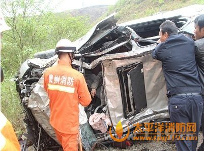 贵州毕节一轿车翻山沟1死4伤