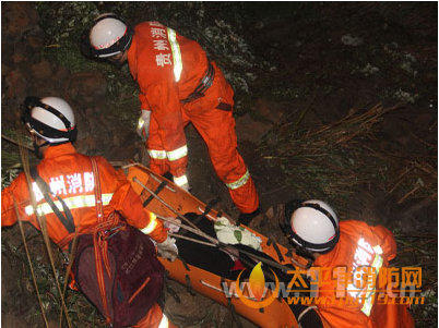 贵州一货车冲下陡坡致5人受伤
