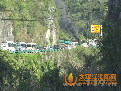 宜昌三峡高速路小轿车自燃