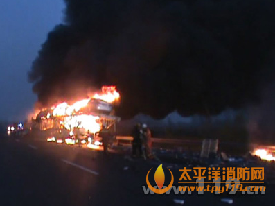 盐城高速半挂车追尾起火致多辆轿车烧毁