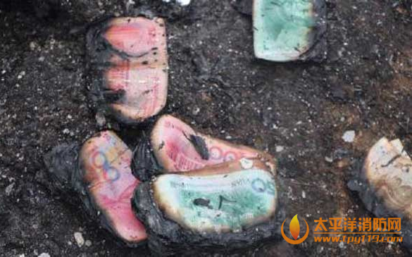 广西六钦高速运钞车起火11箱钞票烧毁
