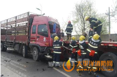 乌鲁木齐一公路3车相撞1人被困