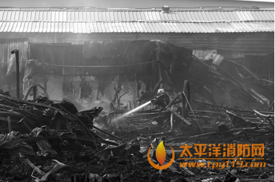 北京通州一塑料管厂起火