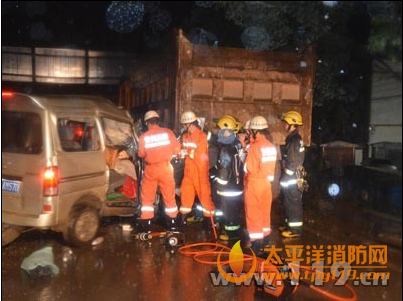 贵阳花溪区两车追尾相撞致2死1伤