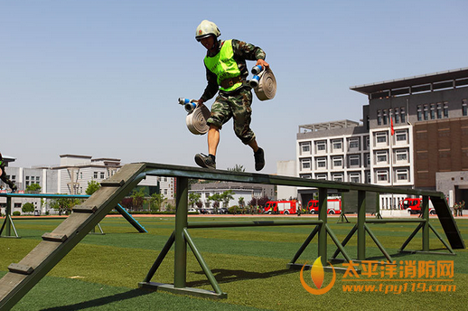 北京消防举行春季考核比武对抗赛