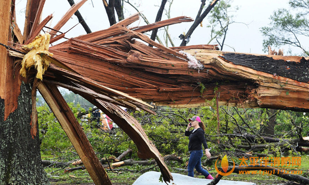 美国地区遭遇多股龙卷风致多人死亡受伤