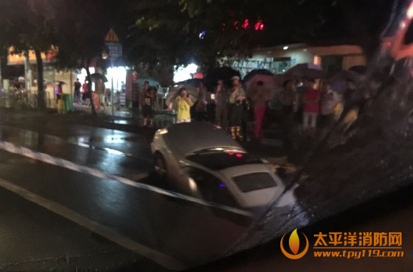 深圳暴雨致道路塌陷,一小车被卡