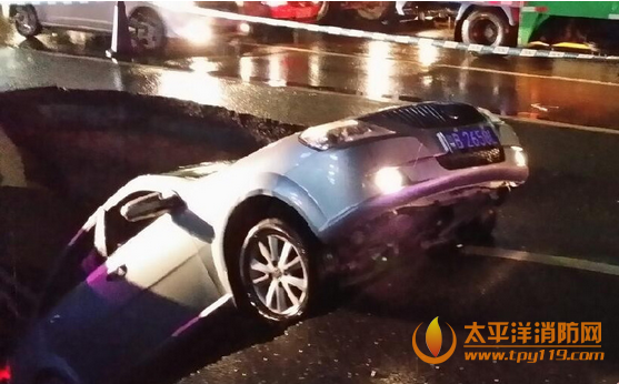 深圳暴雨致道路塌陷,一小车被卡